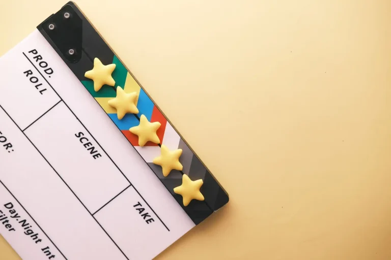 Does the structure of a film review change when writing for different platforms?